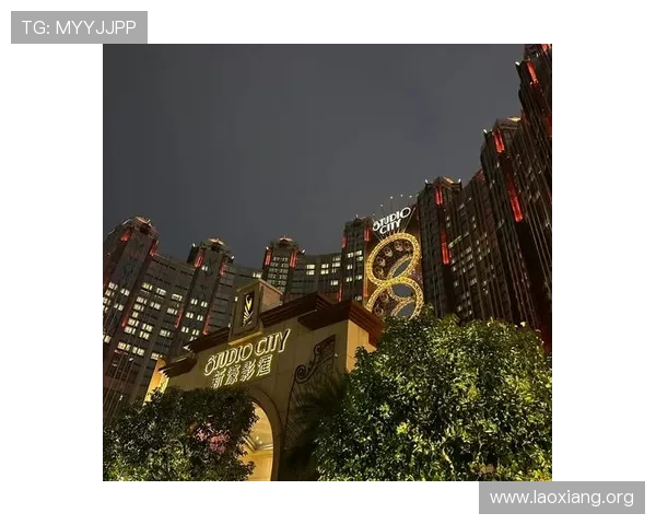 澳门百老汇攻略指南，详细介绍各类表演、餐饮和购物推荐，让你的澳门之旅更加丰富多彩